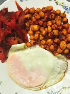 Una foto de Garbanzos salteados con pimiento asado y huevo a la plancha