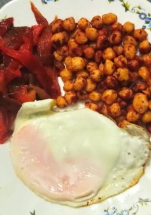 Una foto de Garbanzos salteados con pimiento asado y huevo a la plancha