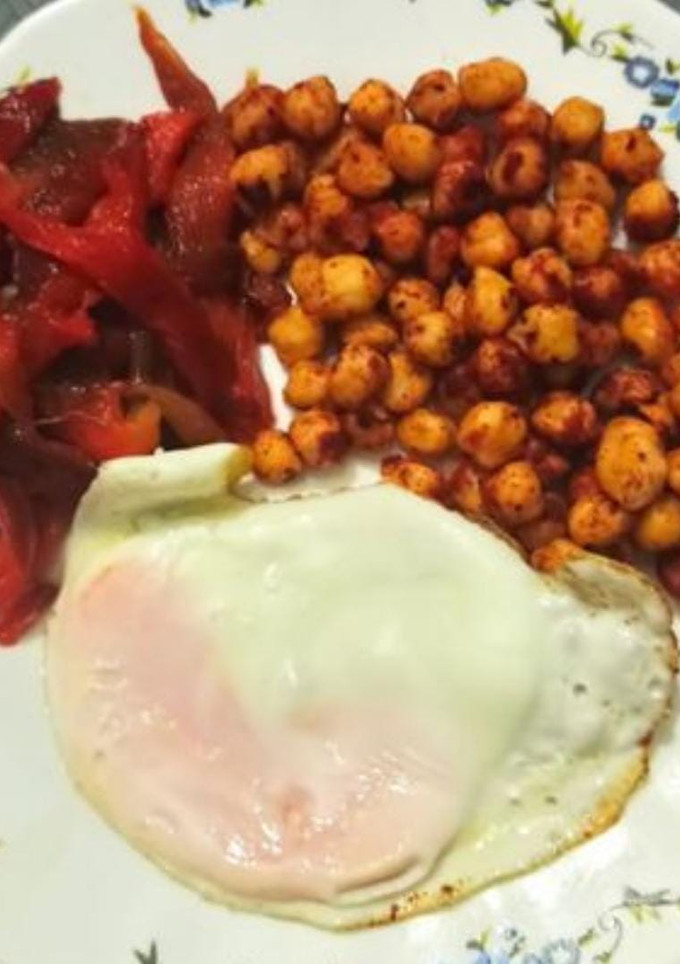 Una foto de Garbanzos salteados con pimiento asado y huevo a la plancha