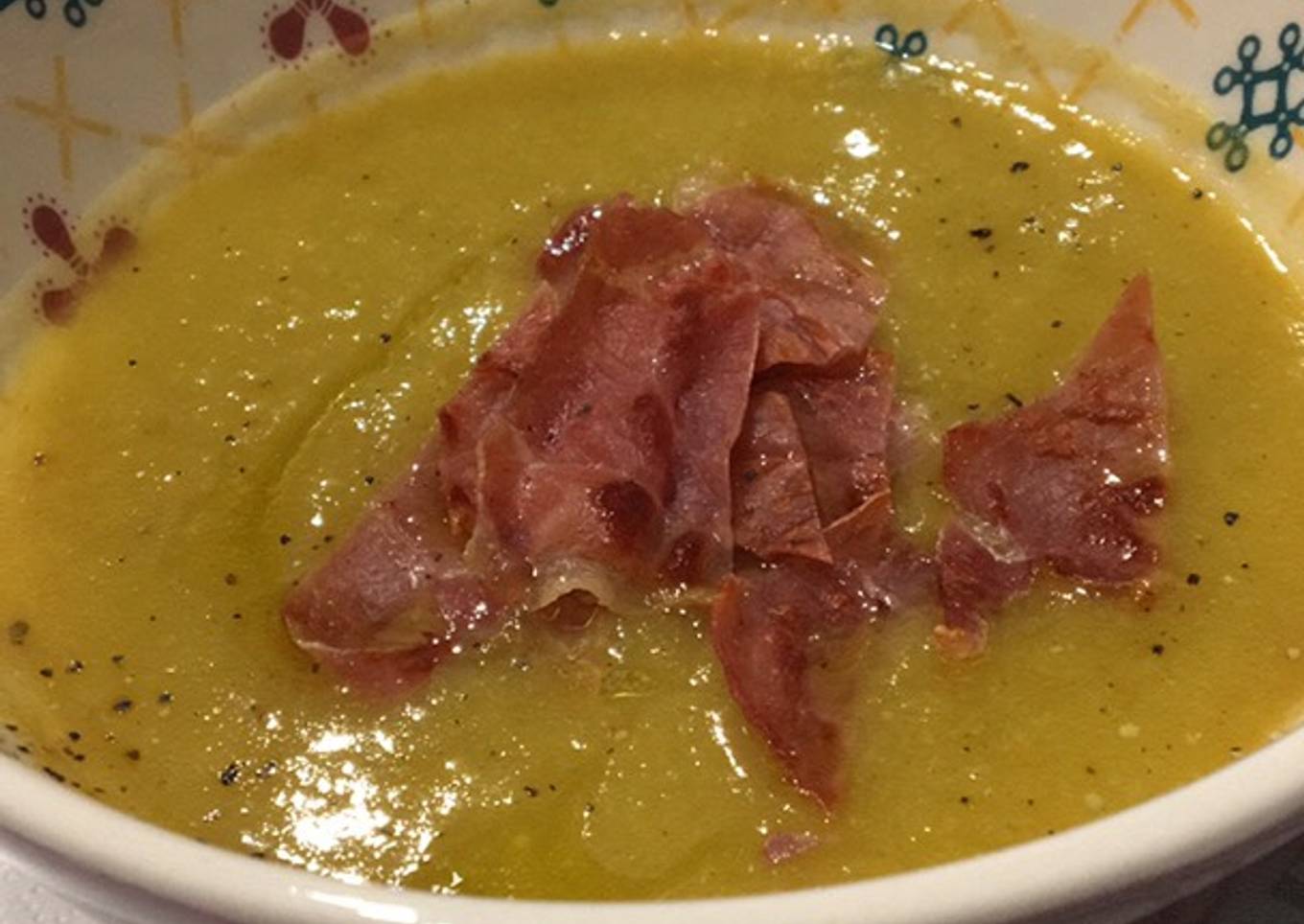 Crema de verduras con crujiente de jamón