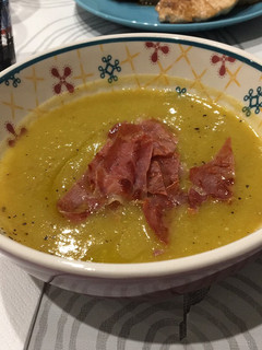 Una foto de Crema de verduras con crujiente de jamón