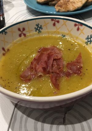 Una foto de Crema de verduras con crujiente de jamón