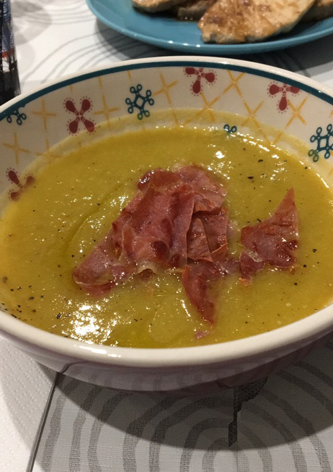 Una foto de Crema de verduras con crujiente de jamón