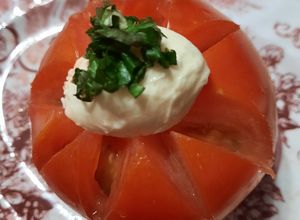 Una foto de Tomate con boconccino y albahaca