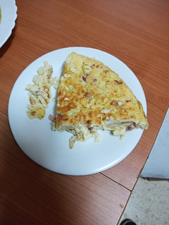 Una foto de Tortilla de papas cocidas, bacon y queso rallado