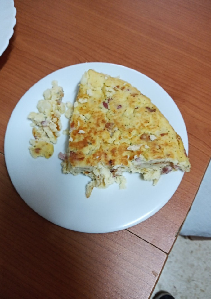Una foto de Tortilla de papas cocidas, bacon y queso rallado