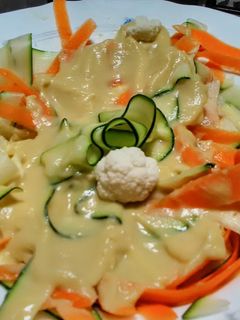 Una foto de "Tallarines" de calabacín y zanahoria con "bechamel" de coliflor