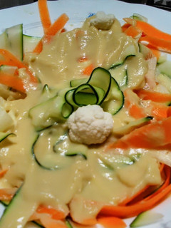 Una foto de "Tallarines" de calabacín y zanahoria con "bechamel" de coliflor