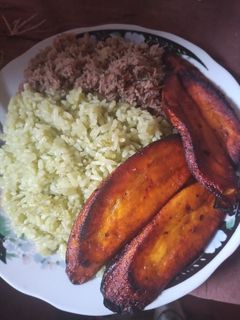 Una foto de ARROZ VERDE, CARNE LICUADA Y TAJADAS DE MADURO!