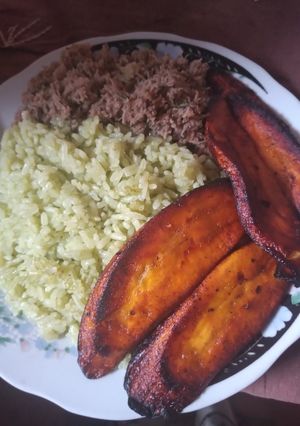 Una foto de ARROZ VERDE, CARNE LICUADA Y TAJADAS DE MADURO!