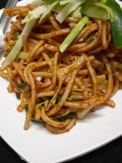 સેઝવાન નુડલ્સ (Schezwan Noodles Recipe In Gujarati) રેસીપી મુખ્ય ફોટો