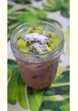 Hình của món Overnight oats - Yến mạch qua đêm kiwi táo cacao cho bữa sáng.
