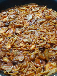 Una foto de Fideos con pulpo y champiñones