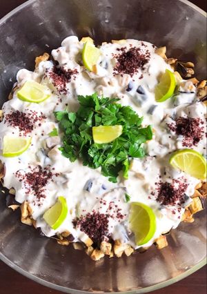 صورة لوصفة فتة بالدجاج والخضار 🥒🍗