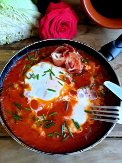 Una foto de Huevos a la Flamenca con Guisantes y Jamón