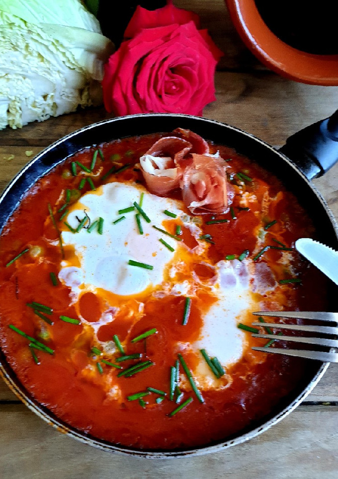Una foto de Huevos a la Flamenca con Guisantes y Jamón