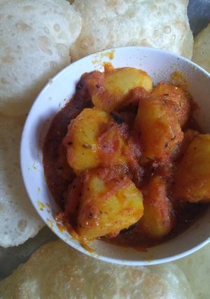 আলুর দম ও লুচি রেসিপির প্রধান ছবি