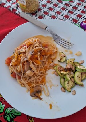 Una foto de Fideos con calabaza y hongos, zucchini asado de acompañamiento