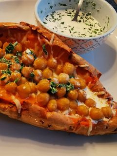 Une photo de Kumpir de patate douce aux pois chiche à l'air fryer