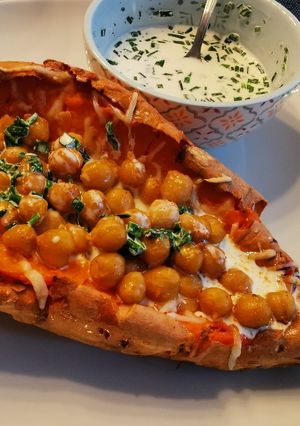 Une photo de Kumpir de patate douce aux pois chiche à l'air fryer