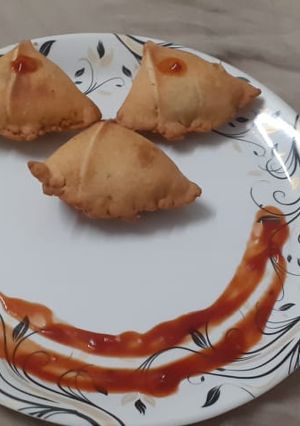 સમોસા (samosa recipe in gujarati) રેસીપી મુખ્ય ફોટો