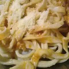 Una foto de Fideos caseros con tuco y salsa blanca 😍