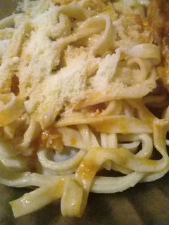 Una foto de Fideos caseros con tuco y salsa blanca 😍