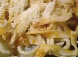 Una foto de Fideos caseros con tuco y salsa blanca 😍