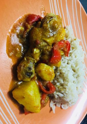 A picture of Guisado(chicken stew).