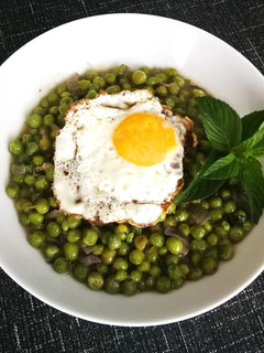 Una foto de Guisantes de la huerta en salsa a la menta y huevo frío 🥚
