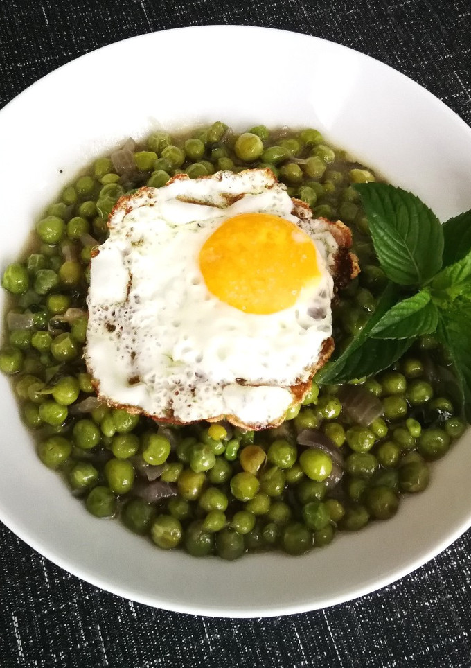Una foto de Guisantes de la huerta en salsa a la menta y huevo frío 🥚