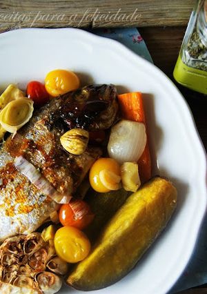 Foto de Dourada no Forno com Legumes e Castanhas, em Molho Teriyaki