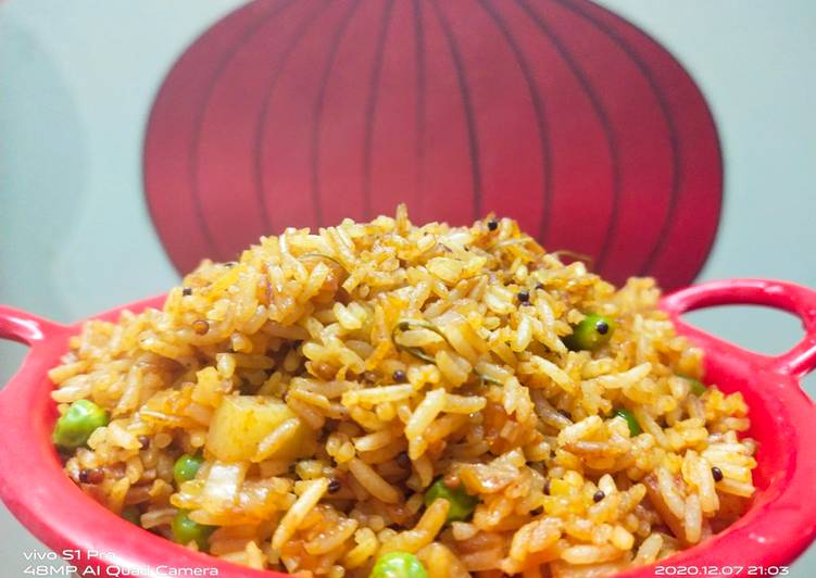 Spicy fried rice with leftover rice