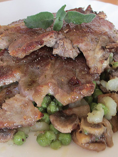 Una foto de Carne de cerdo con guisantes