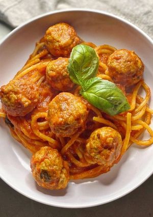 Paradicsomos cukkinis húsgolyók durum spagettivel recept fotója