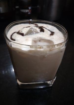 चॉको मिल्क शेक (choco milkshake recipe in marathi) रेसिपी चे मुख्य फोटो 