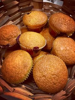 Una foto de Muffins de arándanos y chips de chocolate blanco