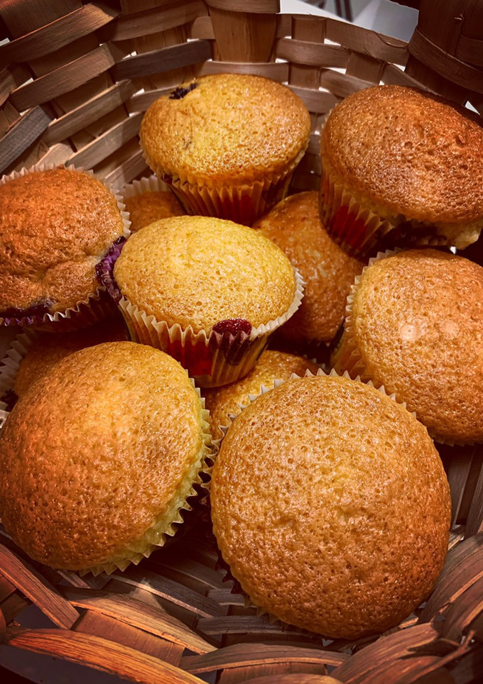 Una foto de Muffins de arándanos y chips de chocolate blanco