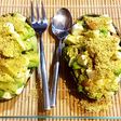 Aguacates rellenos y polvo de pistachos