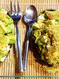 Aguacates rellenos y polvo de pistachos