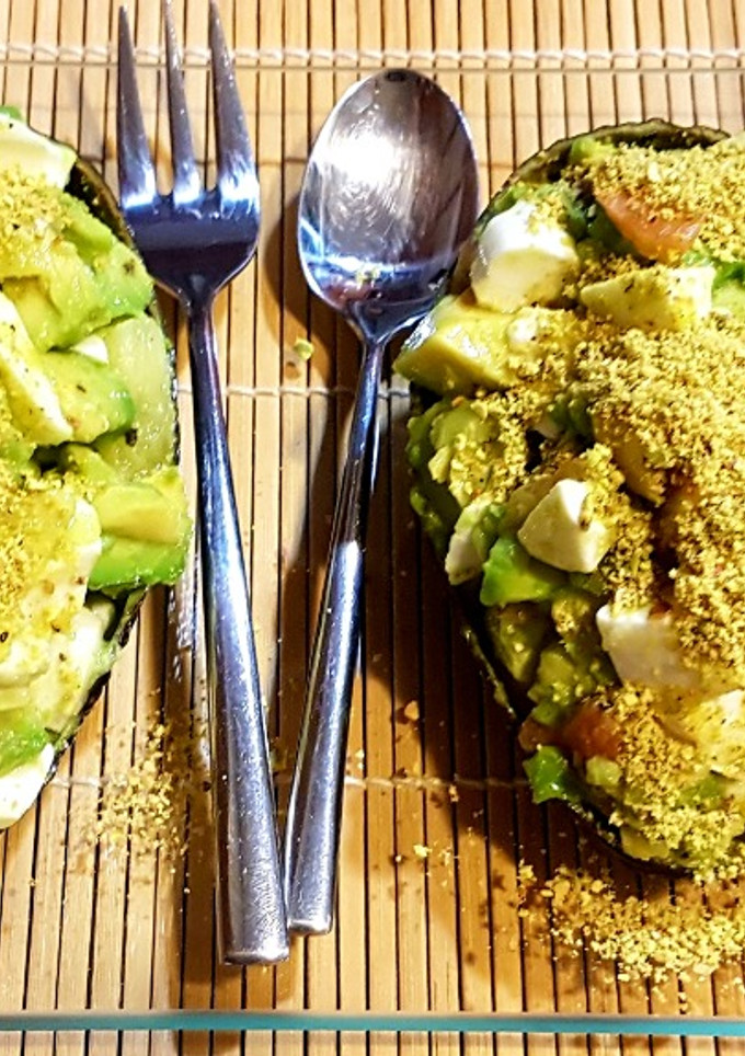 Una foto de Aguacates rellenos y polvo de pistachos