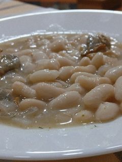 Una foto de Sopa fría de judías blancas de bote con almejones