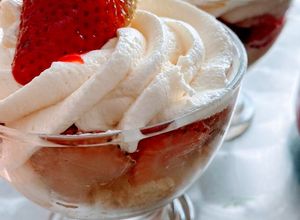 Una foto de Pastel de Tres leches con fresas y Chantilly