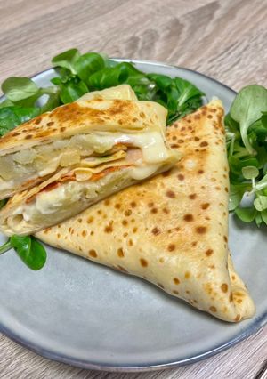Une photo de Crêpes salées à la raclette et chorizo façon samoussa