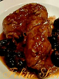 Una foto de Contra muslos de pollo en salsa de ciruelas y piñones