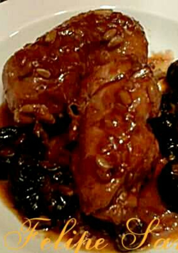 Una foto de Contra muslos de pollo en salsa de ciruelas y piñones