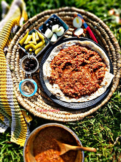 صورة لوصفة برغل على بندورة بالقاورما على الحطب
