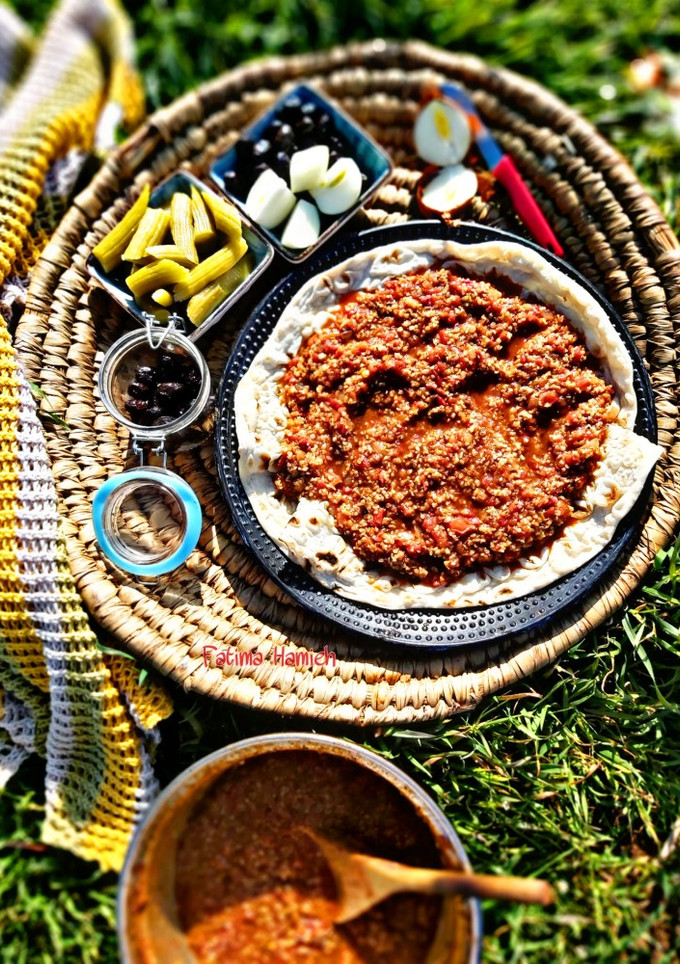 صورة لوصفة برغل على بندورة بالقاورما على الحطب