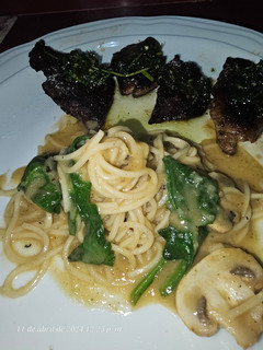 Una foto de Fideos Somen con salsa de curry verde e hígado a la plancha