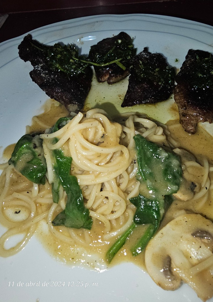 Una foto de Fideos Somen con salsa de curry verde e hígado a la plancha